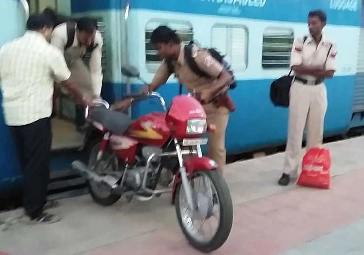 वर्दी का रौब! दिव्यांग कोच में ले आए मोटरसाइकिल... (वीडियो) - Railway, railway police, motorcycle, divyanga coach