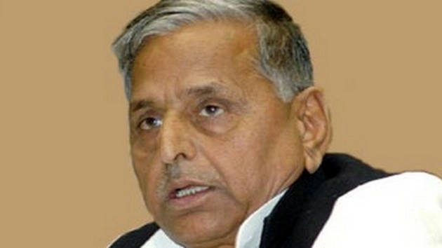 अखिलेश फिर बैकफुट पर, प्रजापति बनेंगे मंत्री - Mulayam Singh on SP controvercy