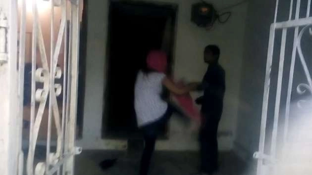 युवती ने लड़के को धुना (वीडियो) - girl, beat, MP, Regional News, Chhatarpur,