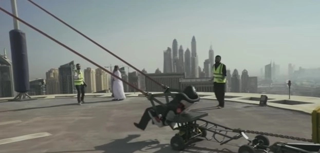आखिर कहां गायब हो गया मानव गुलेल से फेंका गया आदमी (वीडियो) - Social media, catapult, Dubai Marina Building