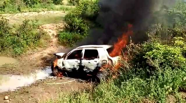 चलती कार में आग (वीडियो)