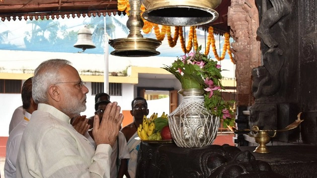 नरेन्द्र मोदी ने श्रीकंटेश्वर मंदिर में पूजा-अर्चना की - Modi in Sreekanteswara Temple