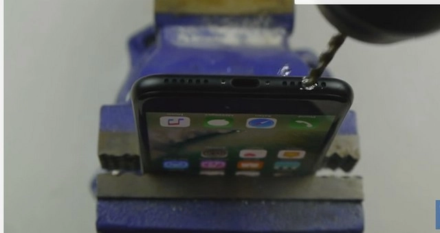 #WebViral आईफोन 7 के खिलाफ साजिश, दी छेद की सलाह (वीडियो) - iphone 7 prank video drill headphone jack