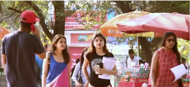 #WebViral क्या हुआ जब लड़कियों को कहा 'आंटी'? (वीडियो) - girls called aunty viral video