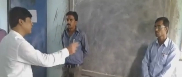 एसडीएम ने सिखाई बच्चों को गाली...(वीडियो) - SDM, abuse, Chhattisgarh, Regional News