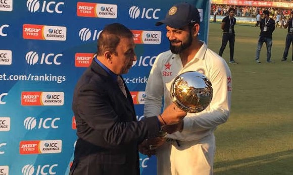 भारत टेस्ट रैंकिंग में बना नंबर वन, इंदौर में विराट को मिली गदा - Virat Kohli, Sunil Gavaskar