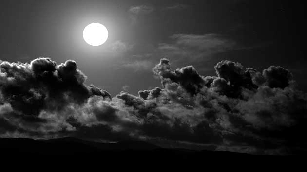 आज सजेगी रात के हाथों पर चांद की मिश्री - Karwa Chauth Wishes
