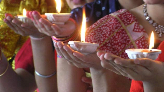 एकता का पाठ पढ़ाती कविता: आओ दीप जलाकर खुशियां मना लें... - Diwali Poems in Hindi