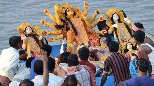 दुर्गा मूर्ति विसर्जन के दौरान यूपी, बंगाल व राजस्थान में 17 लोगों की मौत, मचा कोहराम - 17 people died during Durga idol immersion