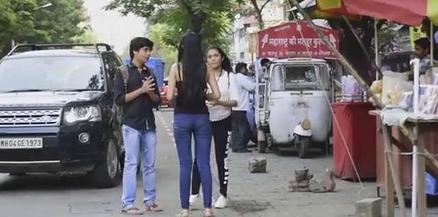 #WebViral लड़की ने सड़क चलते लड़कों को कहा 'जानू' (वीडियो)