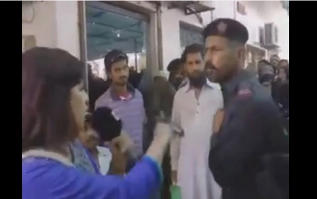 #WebViral पाकिस्तान में महिला रिपोर्टर को गार्ड ने मारा थप्पड़ - pakistan woman reporter slapped by guard