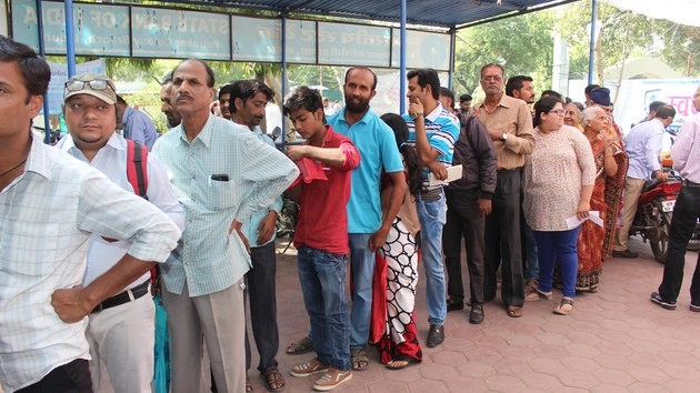 चार महीनों से घर पर पैसा ही नहीं बचा, लगे लाइन में - currncy ban, Bank, Kashmir
