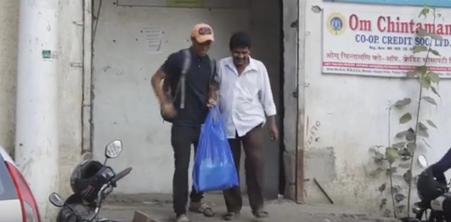 #WebViral रद्दी में बेचने निकला 500 रुपए के नोट, ये हुआ (वीडियो)