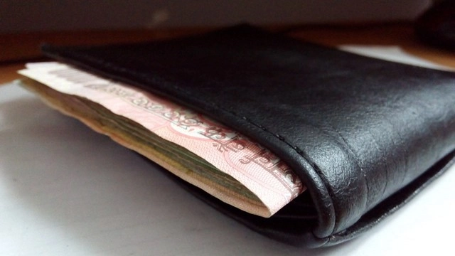 पिछली जेब में बटुआ रखना रीढ़ के लिए ख़तरनाक?