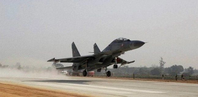 लखनऊ-आगरा एक्सप्रेस-वे पर एयरफोर्स के लड़ाकू विमानों का जंगी प्रदर्शन
