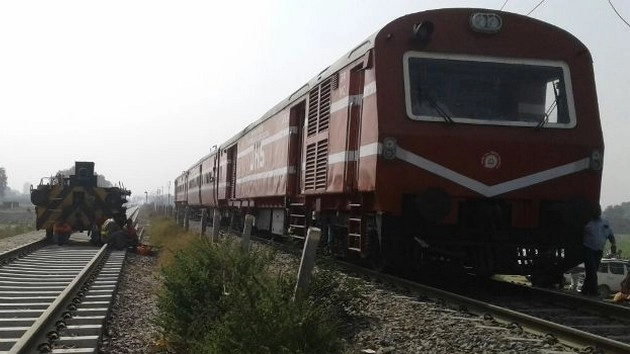 शामली में रेल हादसा, पैसेंजर ट्रेन का इंजन पटरी से उतरा - Train accident in Shamli