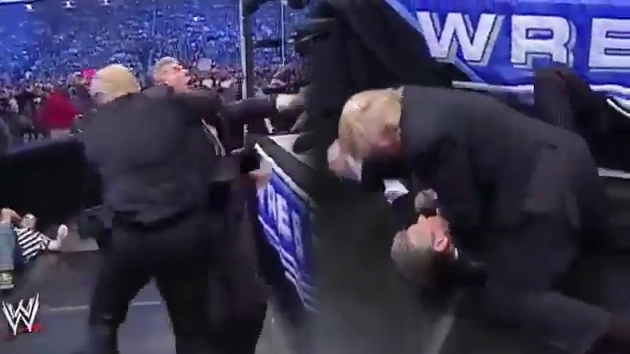 डब्ल्यूडब्ल्यूई मुकाबले में रिंग के बाहर ट्रम्प ने मुक्के चलाए... - Donald Trump, WWE, ring
