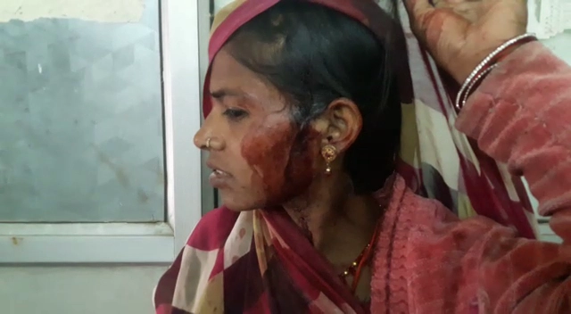 अस्पताल में मारपीट (वीडियो) - Hospital, beaten, suffering, regional news