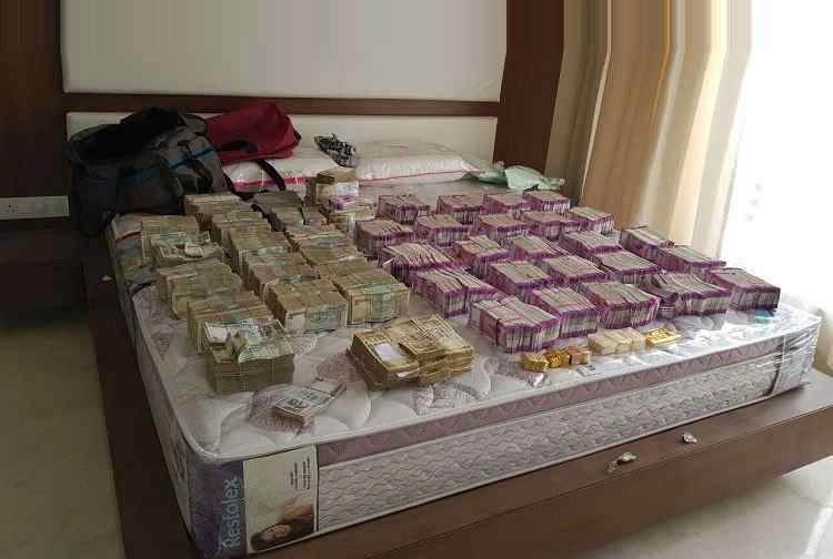 नए नोटों में करोड़ों का घोटाला सामने आया, 2 हजार के नोट बरामद... - Biggest haul in new currency, 4.7 crore seized