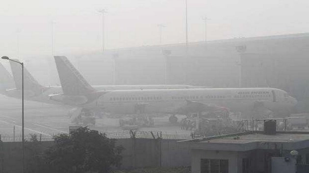 दिल्ली में कोहरे की वजह से रेल और हवाई यातायात बाधित - fog in Delhi