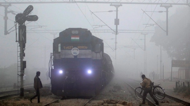 दिल्ली में घना कोहरा, ट्रेन सेवा प्रभावित - Fog in Delhi
