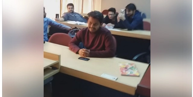 छात्र ने अनोखे अंदाज में रोका शिक्षिका को पढ़ाने से - student sings song to stop teacher from teaching