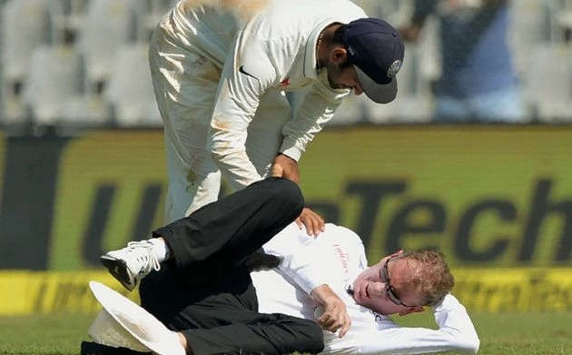 मुंबई टेस्ट : सिर पर लगी गेंद, अंपायर रेफेल मैदान से बाहर - Mumbai test