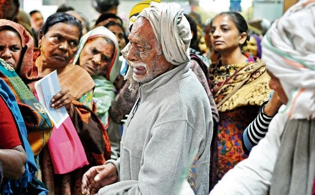 बैंक लाइन में जगह खोने से रोए वृद्ध की तस्वीर वायरल - old man cries in bank queue photo viral