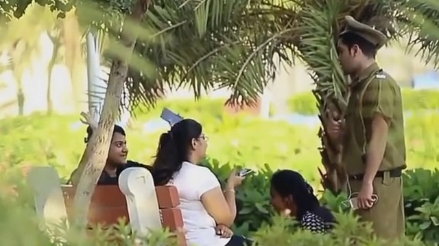 नकली पुलिसवाले ने किया लड़कियों को परेशान (वीडियो) - fake policeman flirts around with girls video