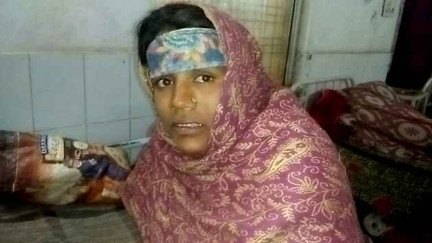 महिला ने हैंडपंप पर दिया बच्चे को जन्म - Child birth, hand pump, pregnant woman, Chhatarpur