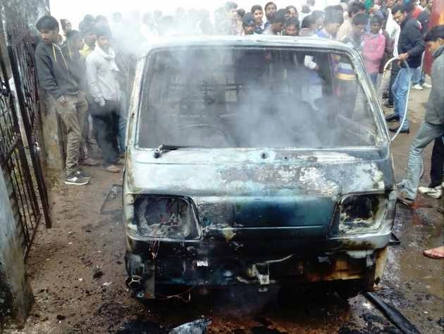 ...और देखते ही देखते कार खाक हो गई (वीडियो) - Car caught fire, Khategaon police, Madhya Pradesh News News