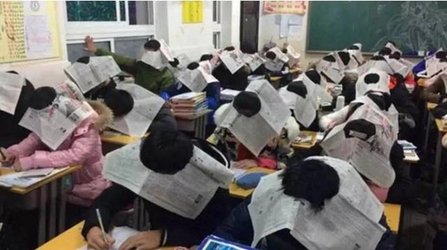 स्कूल ने नकल से बचने के लिए चुना 'अखबार हैट' - Chinese school chooses newspaper hats to curb cheating