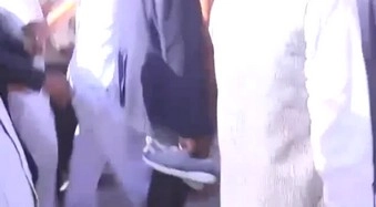 सुरक्षाकर्मी ने उठाए सीएम शिवराज के जूते (वीडियो)