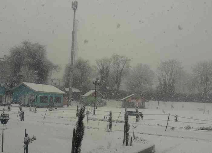 कश्मीर में बर्फबारी, बारिश से भीगी दिल्ली - snowfall in Kashmir, Rain in Delhi