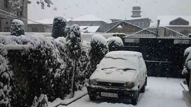 कश्मीर में ताजा बर्फबारी के बाद 7 जिलों में हिमस्खलन की चेतावनी - Kashmir snowfall