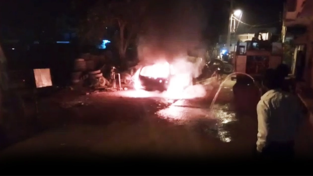 ठंड में ताप रहे थे, कार में लगी आग (वीडियो) - fire in car in shivpuri