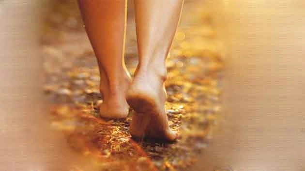 नंगे पैर पैदल चलने के 8 फायदे, तुरंत जानिए । Barefoot Walk - Barefoot Walk
