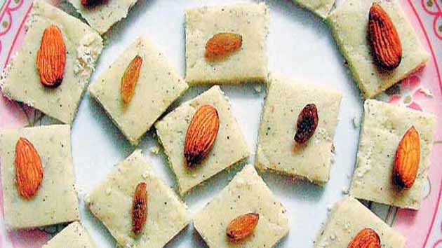 ગુજરાતી રેસીપી - રવા નાળિયેરની બરફી તૈયાર કરો