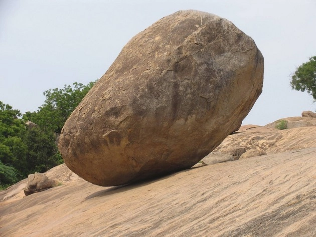 सात हाथियों से भी खिंचवाने से नहीं लुढ़केगा ये पत्थर...। krishna's butter ball - krishna butter ball