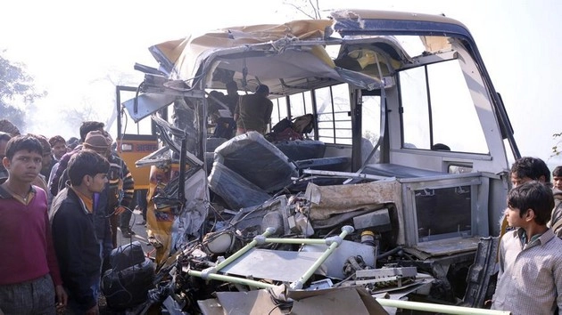 मौत की बस से मासूमों पर आफत - school bus accident in Uttar Pradesh