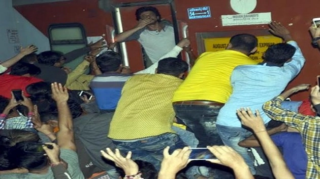 रईस के प्रचार के लिए आए शाहरुख को देखने उमड़ी भीड़, भगदड़ से एक की मौत - Shahrukh promotes raees by train, man dies at vadodara station