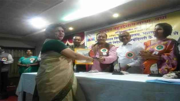 हिन्दी सेवी सारस्वत प्रचारक सम्मान दिए गए - Hindi Samman