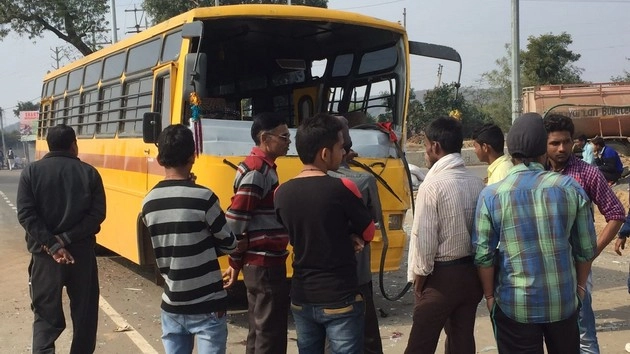 OMG! बच्चे ने ब्रेक लगाकर रोकी बस, बड़ा हादसा टला - Boy stops School bus by applying breaks