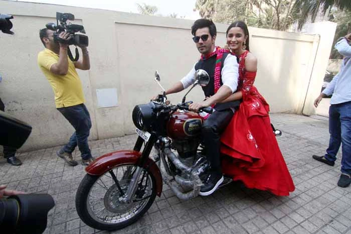 अपनी दुल्‍हनिया को बाइक पर लेकर पहुंचे वरुण धवन (फोटो) - Badrinath ki Dulhania trailer launch
