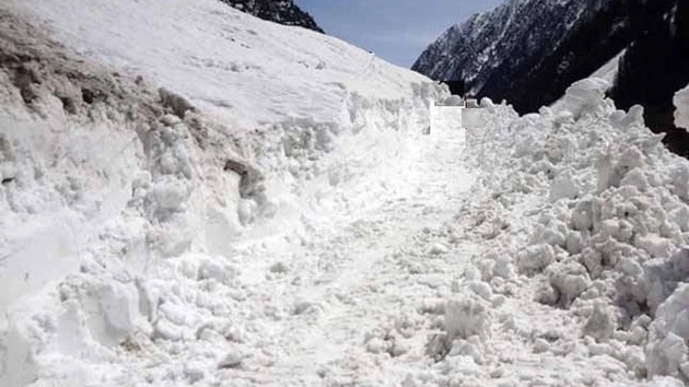 जम्मू-कश्मीर के बटालिक में हिमस्खलन, दो जवान शहीद - avalanche in batalic sector of jammu kashmir, two jawans martyred