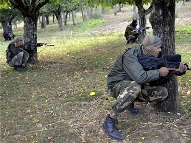 Kashmir : नौगाम नियंत्रण रेषेवर चकमक , ४  दहशतवादी ठार,  ३ जवान शहीद