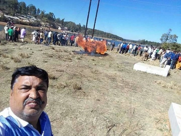 सेल्फीमैन! भाजपा नेता ने ली चिता के साथ सेल्फी... - Anuppur : bjp leader selfi with pyre