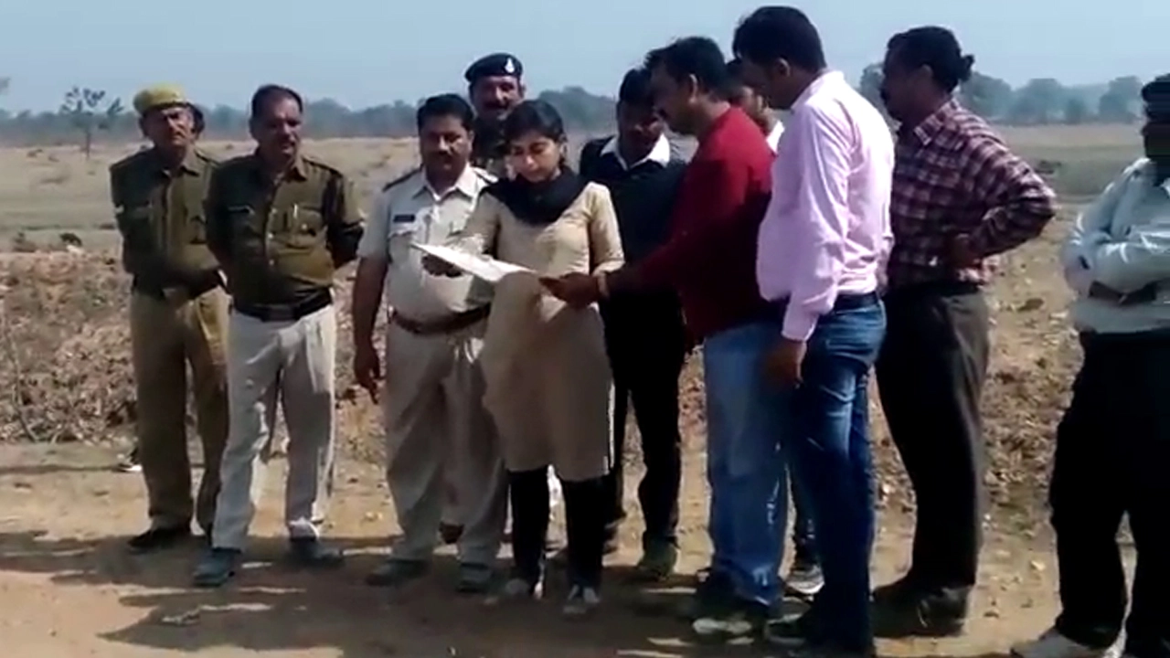 महिला आईएएस की छापेमारी (वीडियो) - IAS woman, Sonia Meena, illegal mining