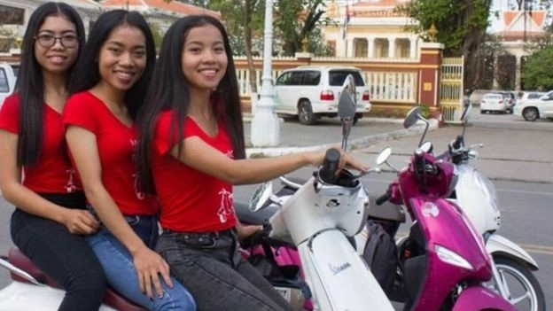 'हमें टूर गाइड की बजाए सेक्स वर्कर मान लेते हैं' - motor bike taxi girl in Cambodia