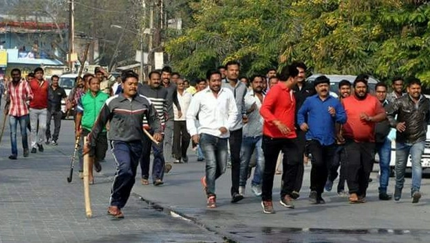इंदौर में भाजपाइयों ने थाने में कांग्रेसियों को पीटा - BJP workers beats congress workers